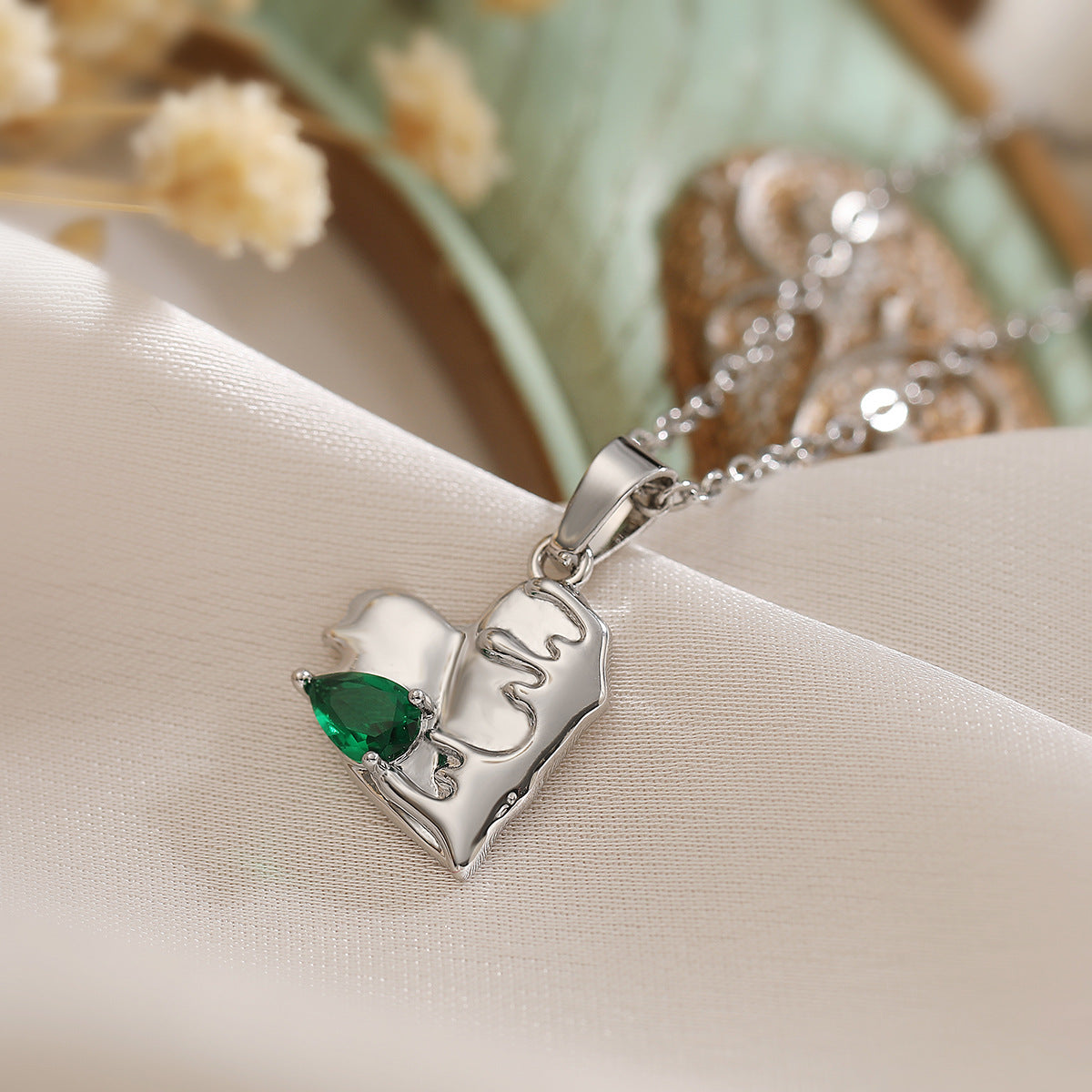 Collana pendente a cuore minimalista in rame placcato oro con intarsio di zircone verde da donna