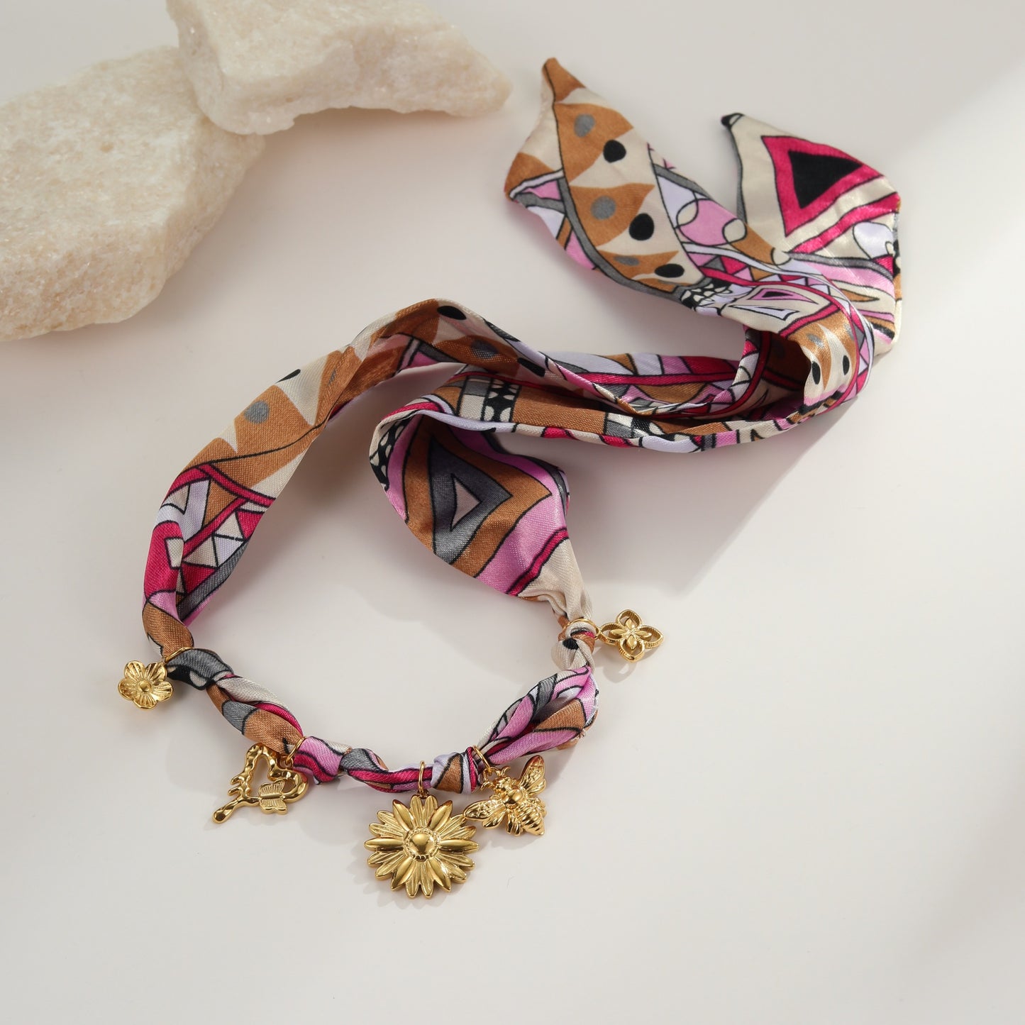 Elegante collana a pendente floreale in acciaio inossidabile con finitura placcata da donna