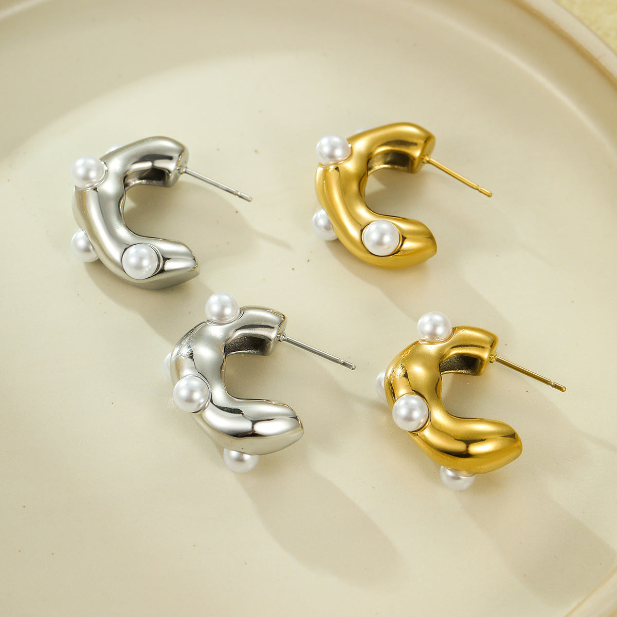 Orecchini a clip per donna in acciaio inossidabile con design a C irregolare e intarsio di perle, alla moda