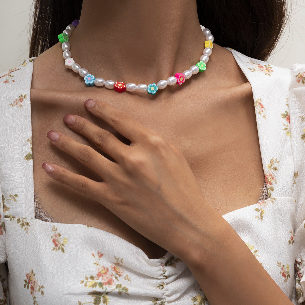 Collana Minimalista Geometrica in Resina con Motivo Floreale Colorato e Accenti di Perle Simulate