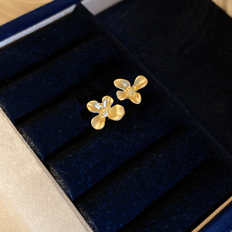 Pendientes Geométricos Vintage con Acentos de Perlas y Base de Cobre Chapado en Oro para Mujer