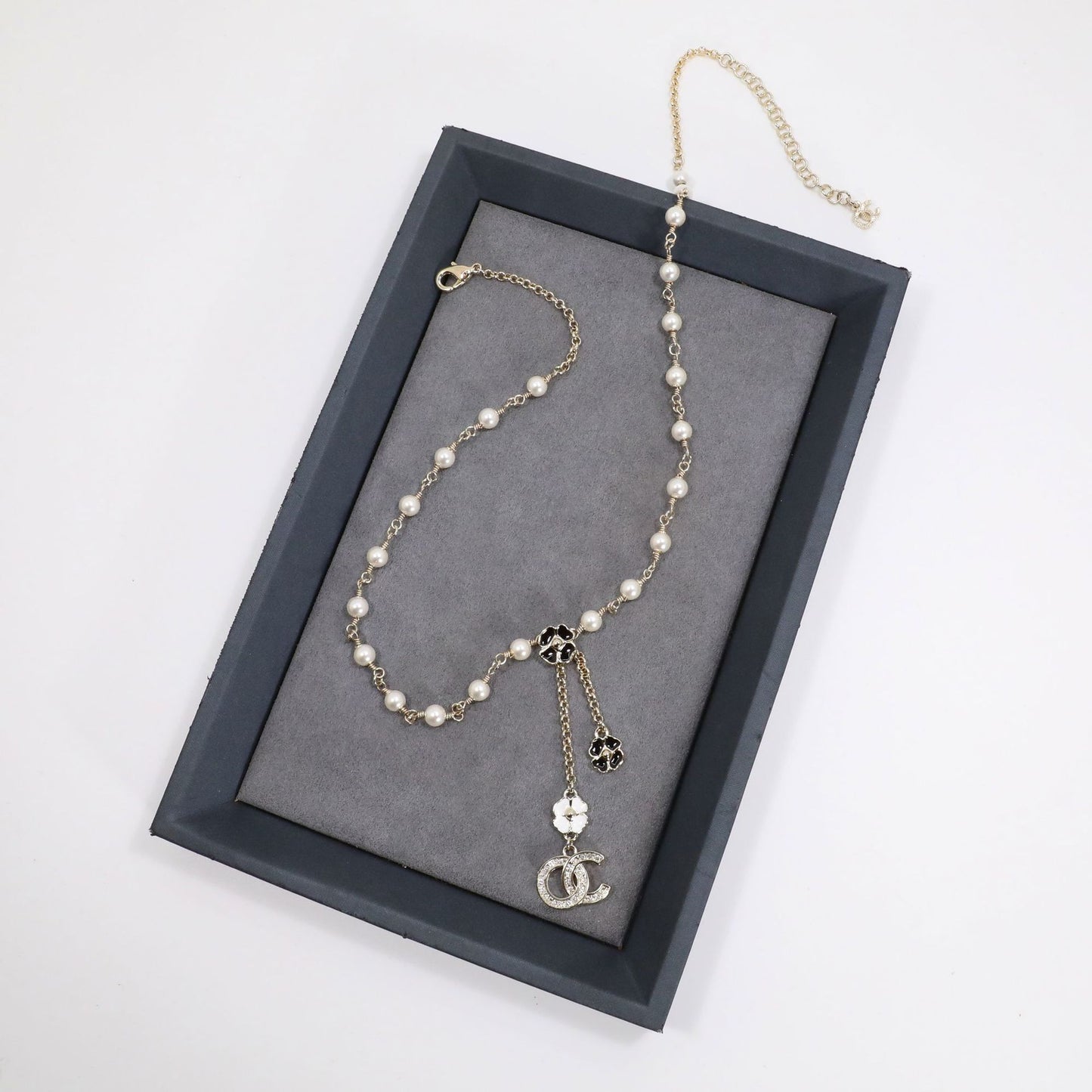 Collana da Donna Placcata Oro Lusso con Lettera Floreale in Ottone Smaltato e Strass su Catena a Sfera