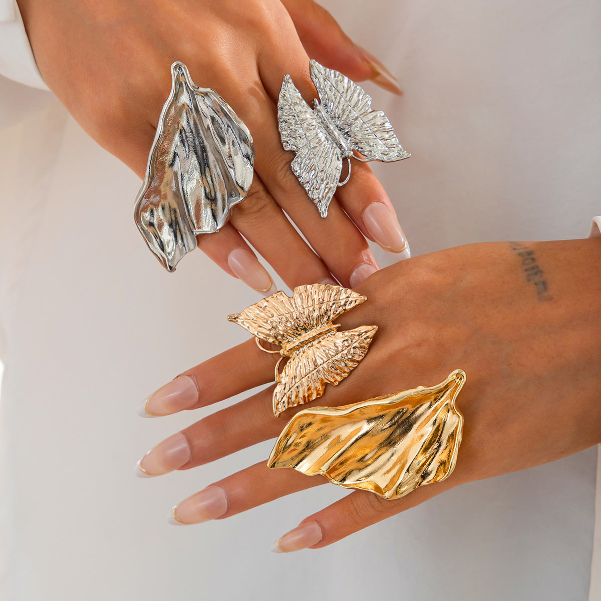 Anillo Abierto Irregular con Perlas Falsas Envueltas para Mujer con Motivos de Mariposa y Hoja en Aleación con Acabado Chapado