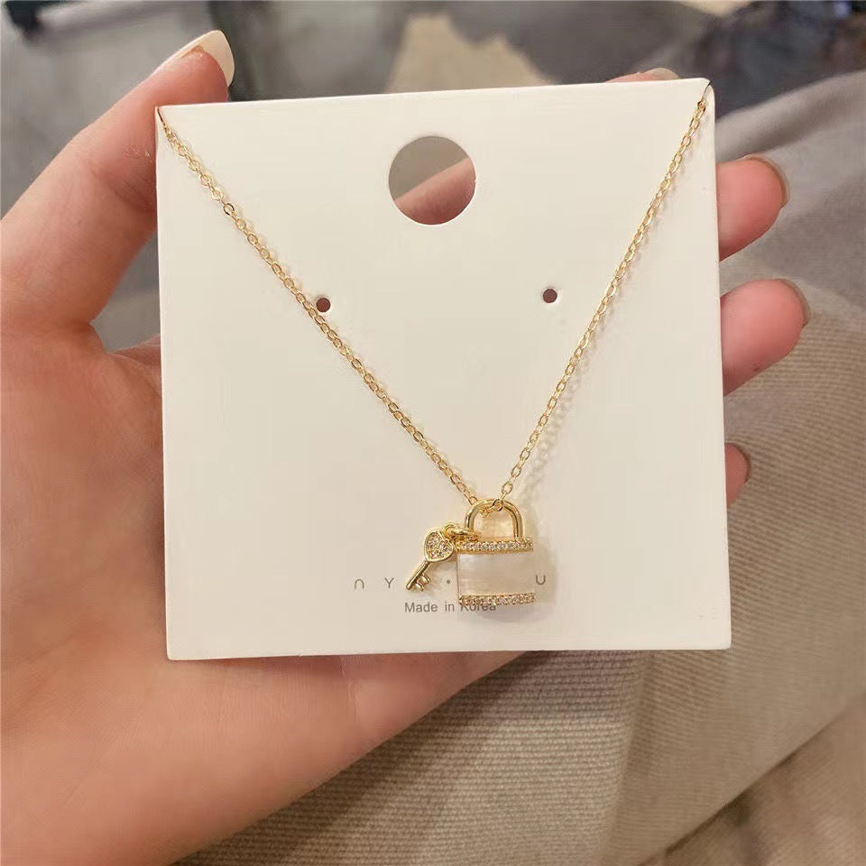 Collana Minimalista da Donna in Acciaio al Titanio a Forma di Lucchetto con Finitura Placcata, Catena a O e Dettagli in Madreperla