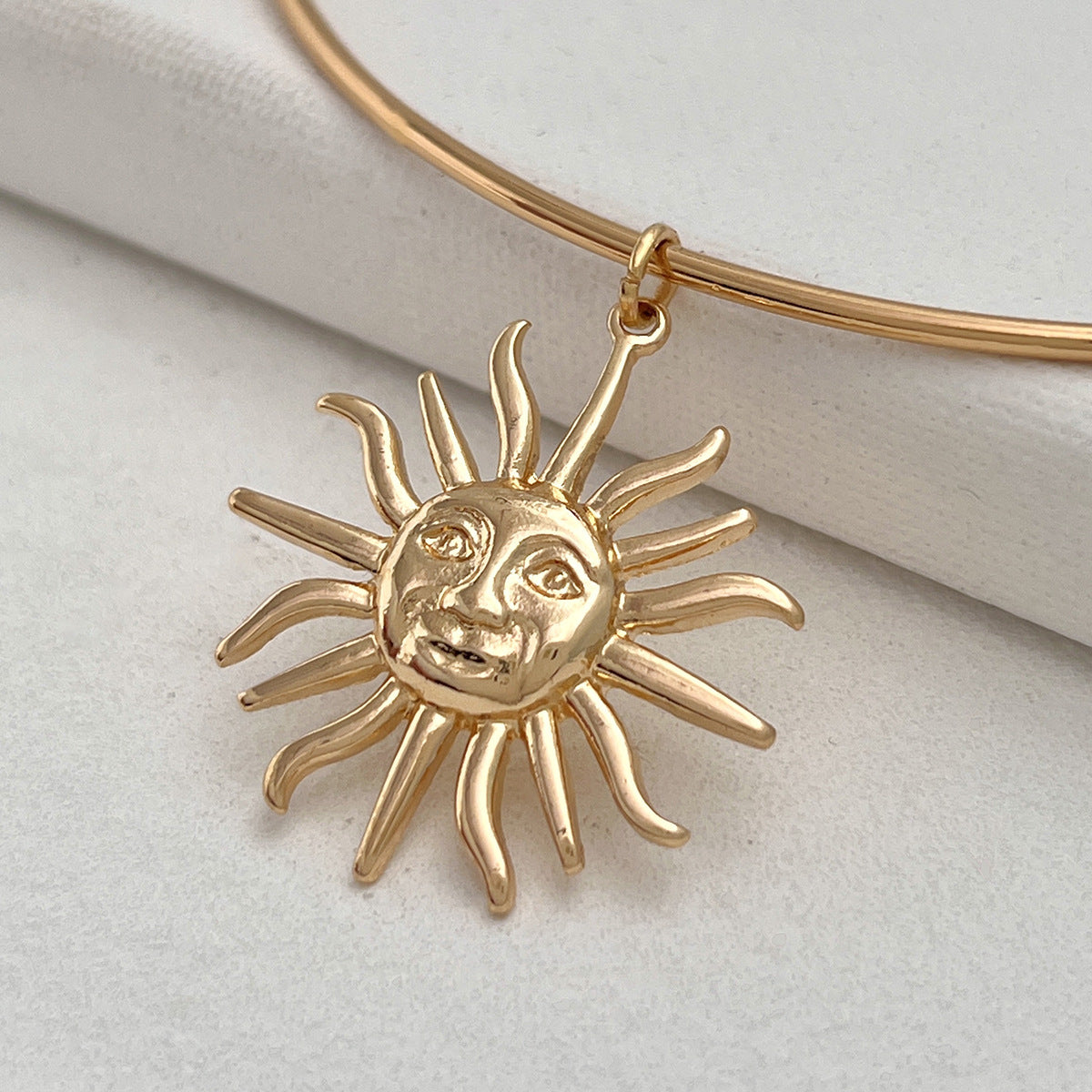 Collar Gargantilla Minimalista de Aleación de Zinc con Colgante de Sol Geométrico y Borla para Mujer