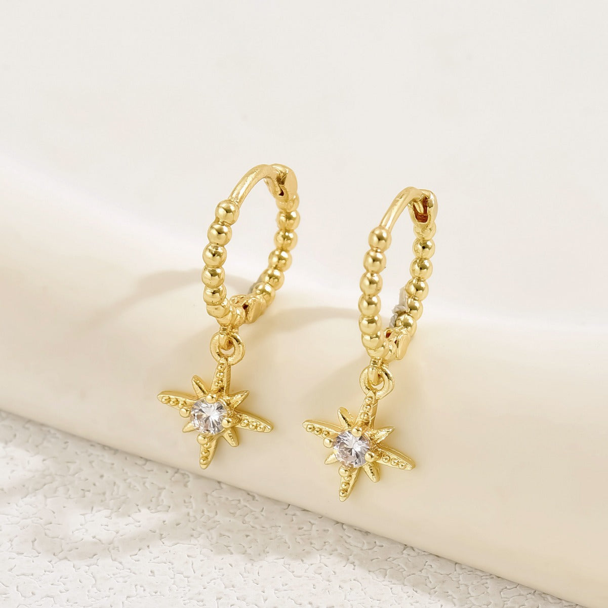 Pendientes de Cobre para Mujer con Baño de Oro de 18K, Incrustaciones de Circonia Cúbica y Diseño de Estrella de Ocho Puntas