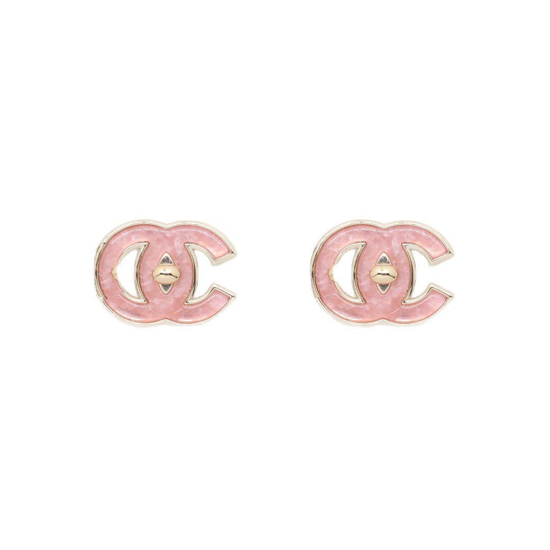 Elegantes pendientes de latón chapado en oro de lujo con incrustaciones de resina y postes de plata de ley 925 para mujer