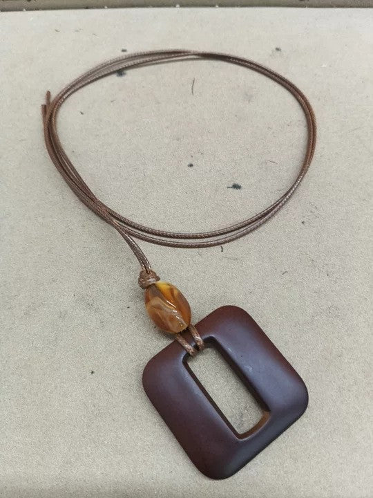 Collana con ciondolo geometrico in acrilico stile retrò da donna con charm in lega, fatta a mano, catena a strati alla moda minimalista