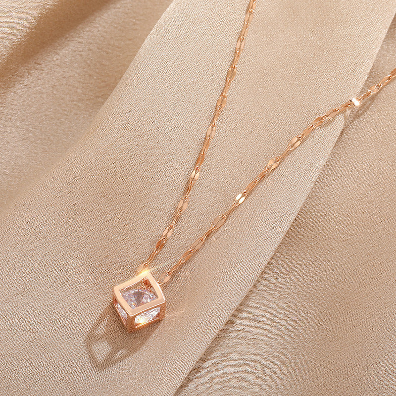 Collana da donna a forma di quadrato cavo geometrico minimalista con zirconi, in acciaio al titanio con finitura placcata e catena ondulata