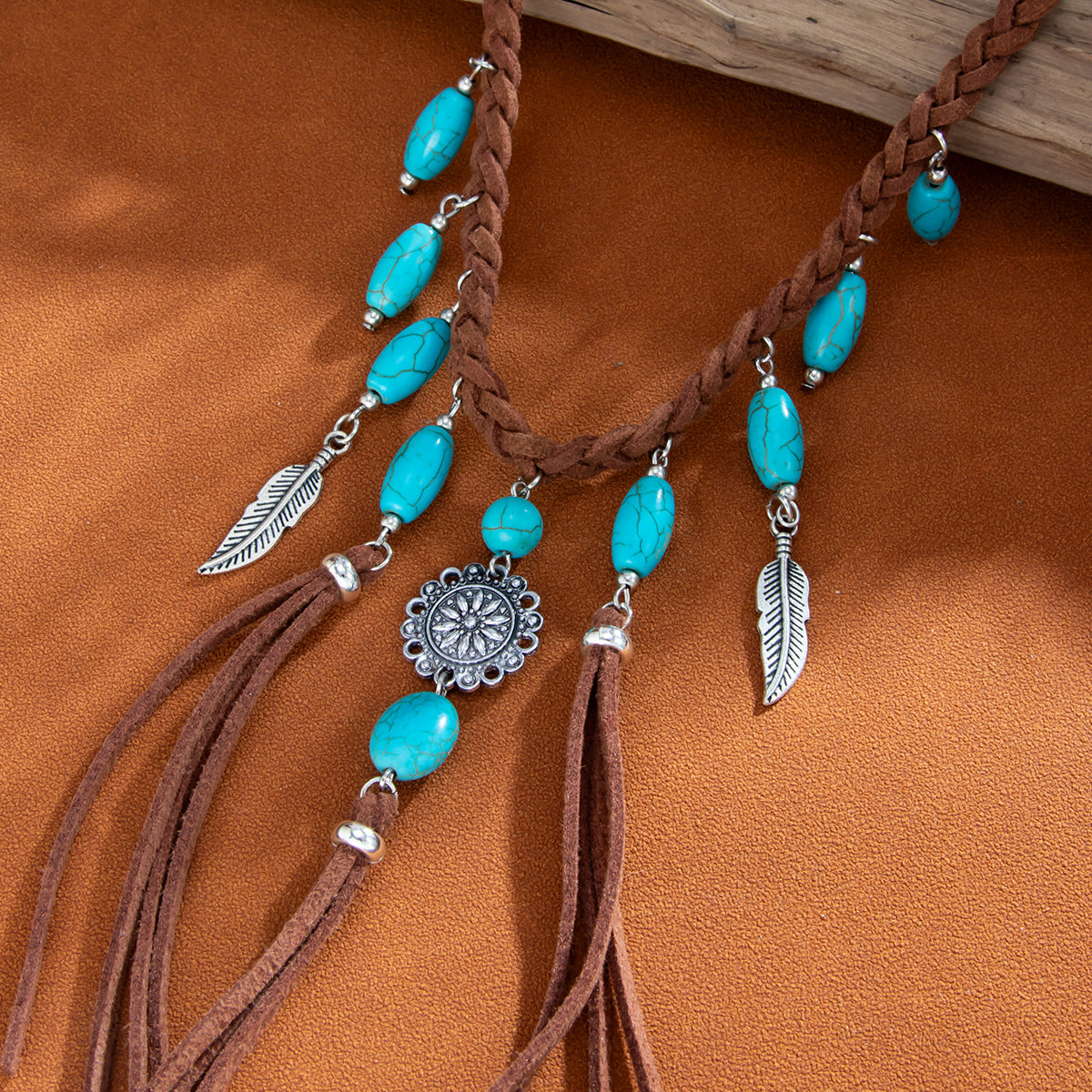 Collana lunga stile etnico vintage con nappe e pendente di piume e turchese in lega con finitura placcata
