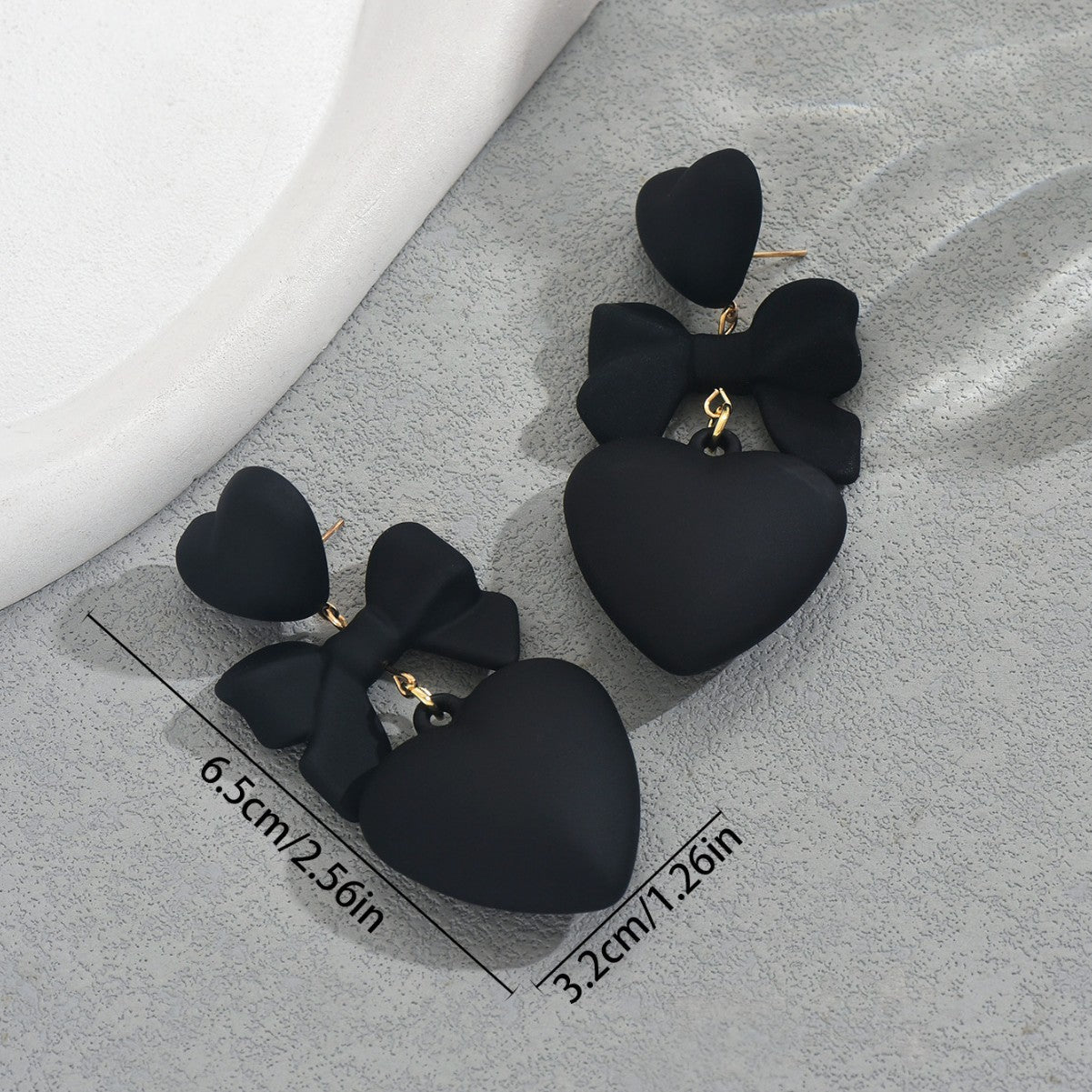 Orecchini a perno minimalisti da donna a forma di cuore nero in acrilico con finitura placcata