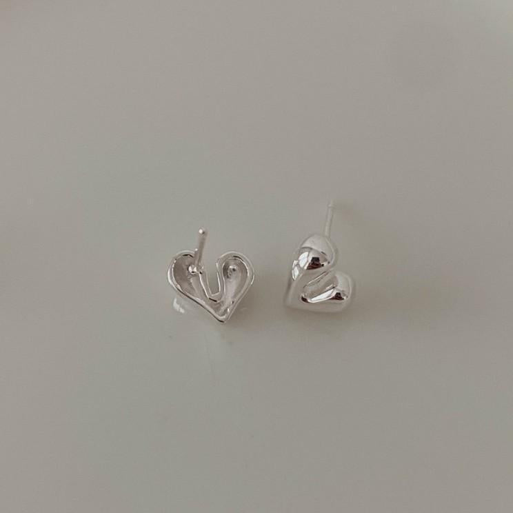 Orecchini a perno da donna a forma di cuore minimalista in argento sterling 925 con finitura artigianale