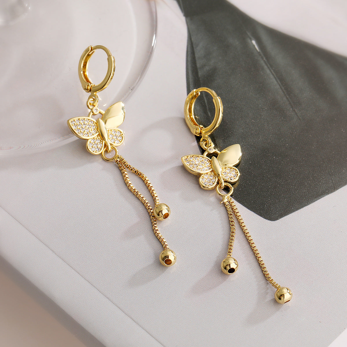 Orecchini a farfalla minimalisti in rame con placcatura in oro 18 carati e accento di zirconi, design elegante a goccia pendente per donna