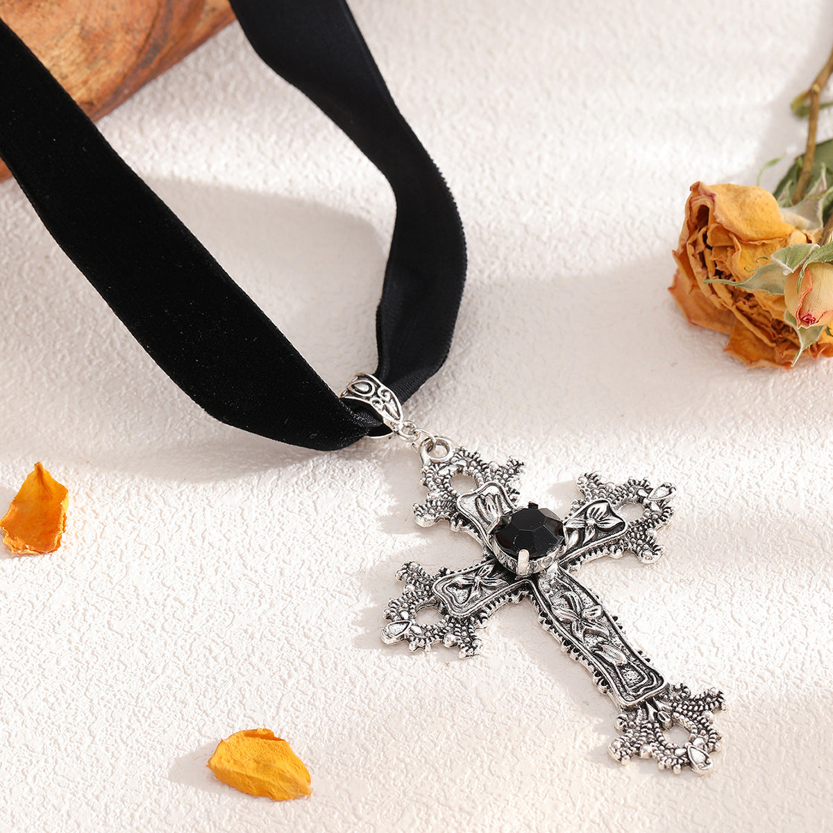Collar con colgante de cruz estilo gótico para mujer, gargantilla floral hueca de aleación de zinc con acabado galvanizado
