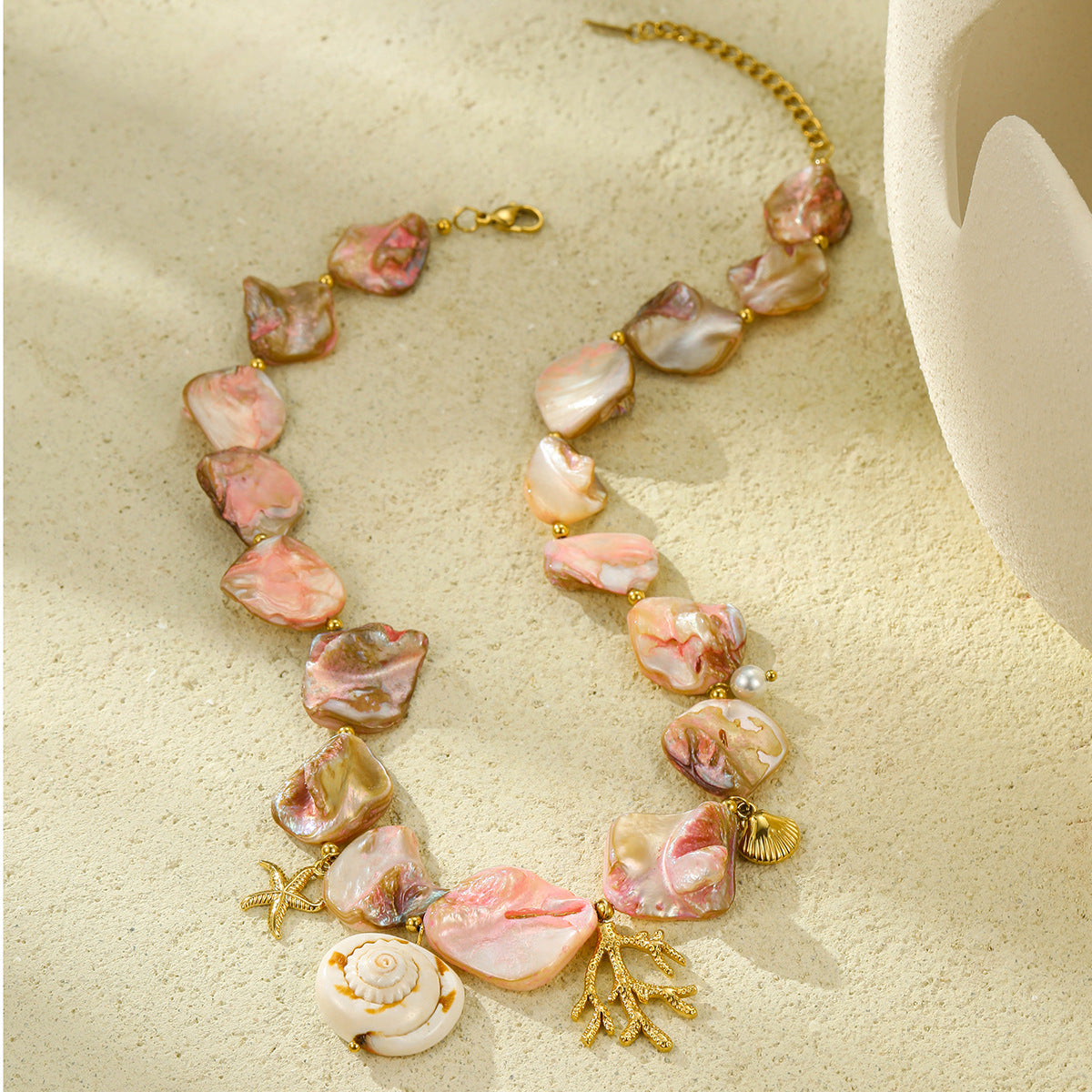 Collana con Pendente Minimalista in Acciaio Inossidabile per Donna, Ispirata alla Spiaggia, con Design a Corallo Rosa e Conchiglia