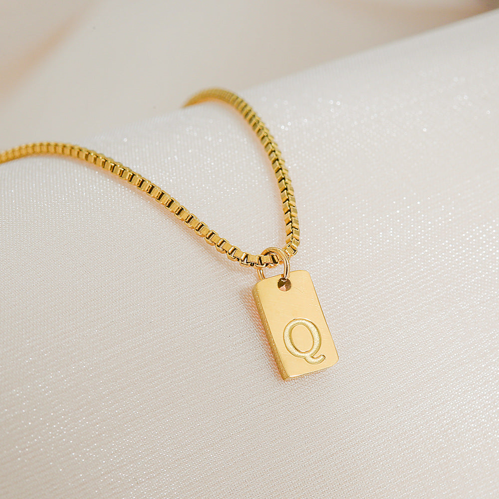 Collar con colgante de letra geométrica minimalista de acero inoxidable con baño de oro de 18 quilates para mujer
