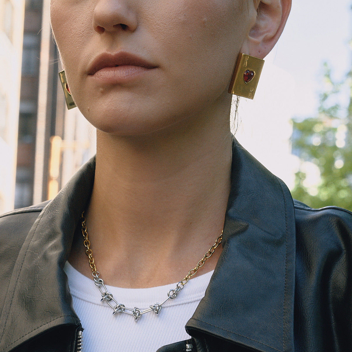 Juego de pendientes de botón y anillo de acero inoxidable en forma de corazón con incrustaciones de diamantes de imitación y acabado chapado para mujer