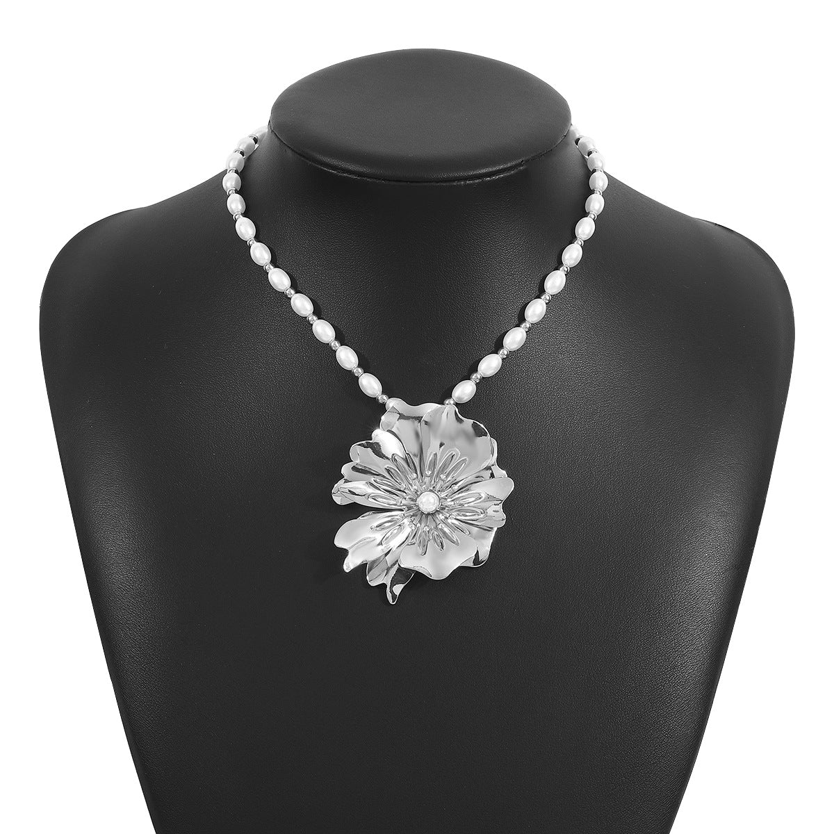 Collana Vintage Floreale con Pendente in Lega e Perle su Delicata Catenina a Medaglione