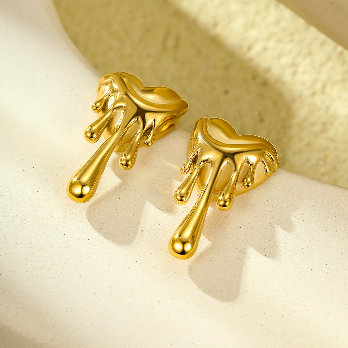 Pendientes vintage de acero inoxidable con forma de corazón bañados en oro de 18K para mujer