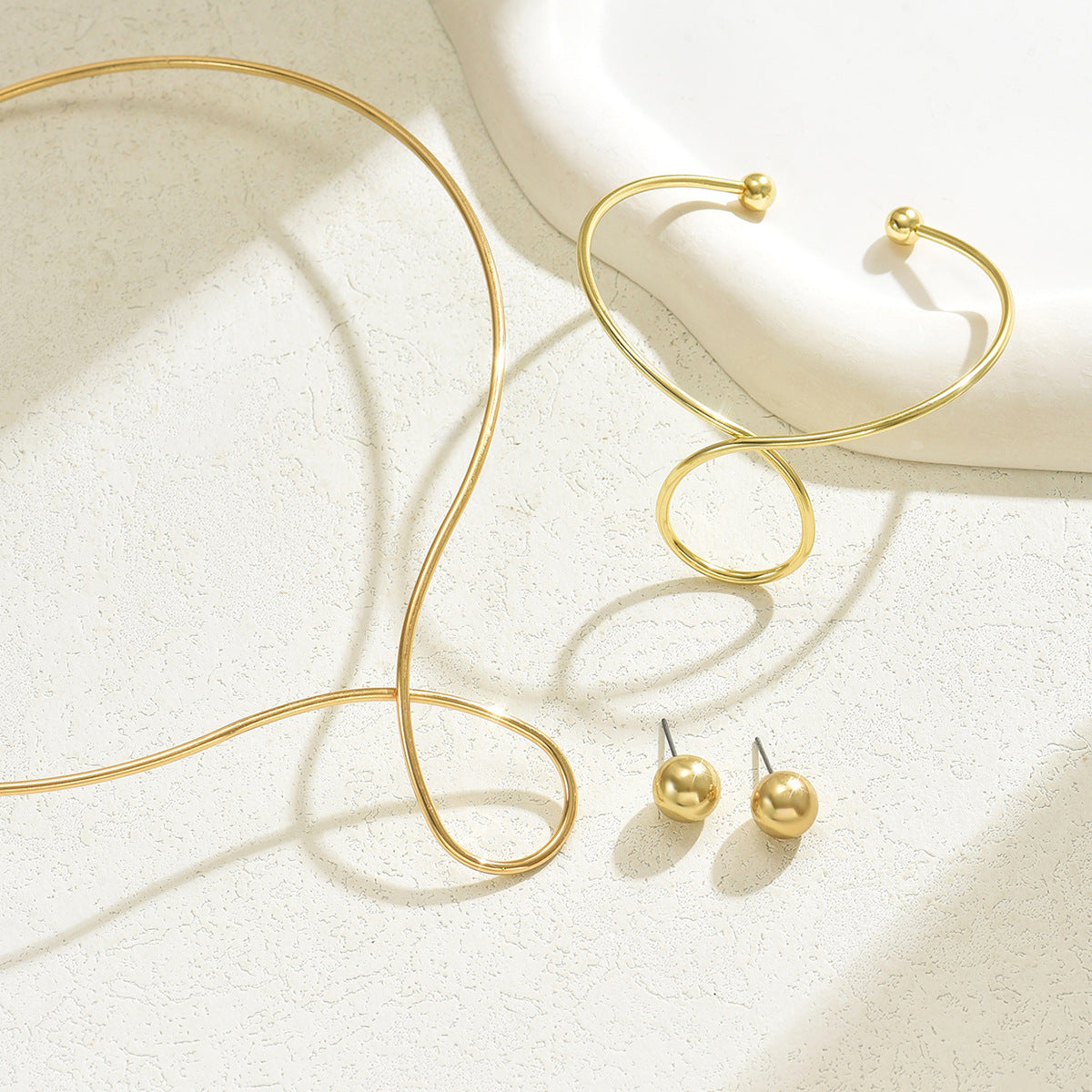 Set minimalist di collana, orecchini e bracciale geometrici in lega con finitura placcata da donna