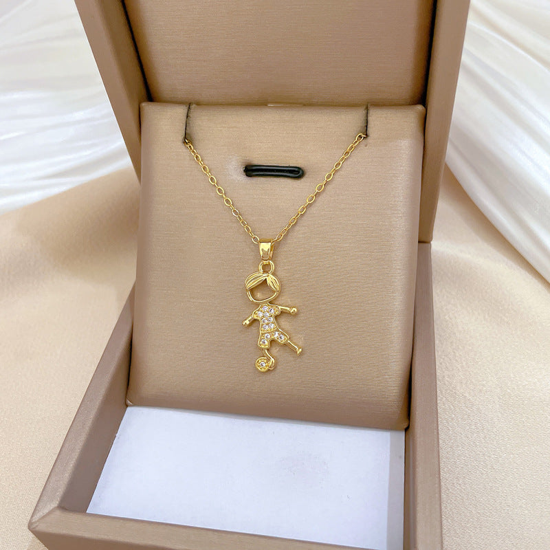 Collana con ciondolo a forma di pallone da calcio geometrico minimalista per uomo e donna in acciaio inossidabile con accenti di strass su delicata catena a clavicola