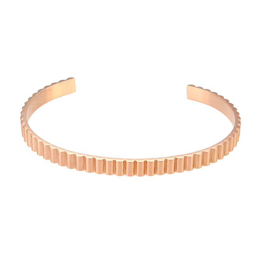 Pulsera Minimalista de Acero Inoxidable con Chapado de Oro de 18K, Detalle Esmaltado de Rayas Verticales y Diseño de Brazalete Abierto