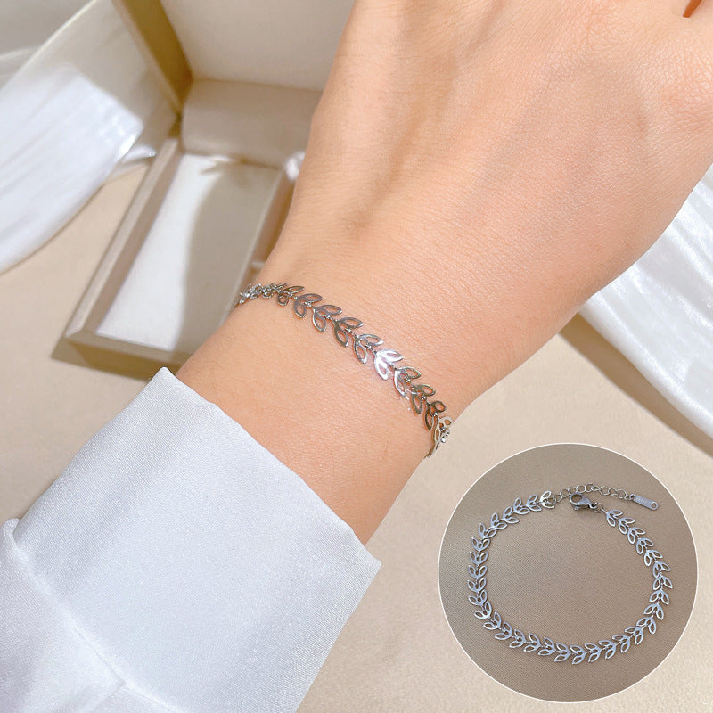 Minimalist Lucky Clover Bracelet for Women in Titanium Steel with Gold Plating and Wavy Texture