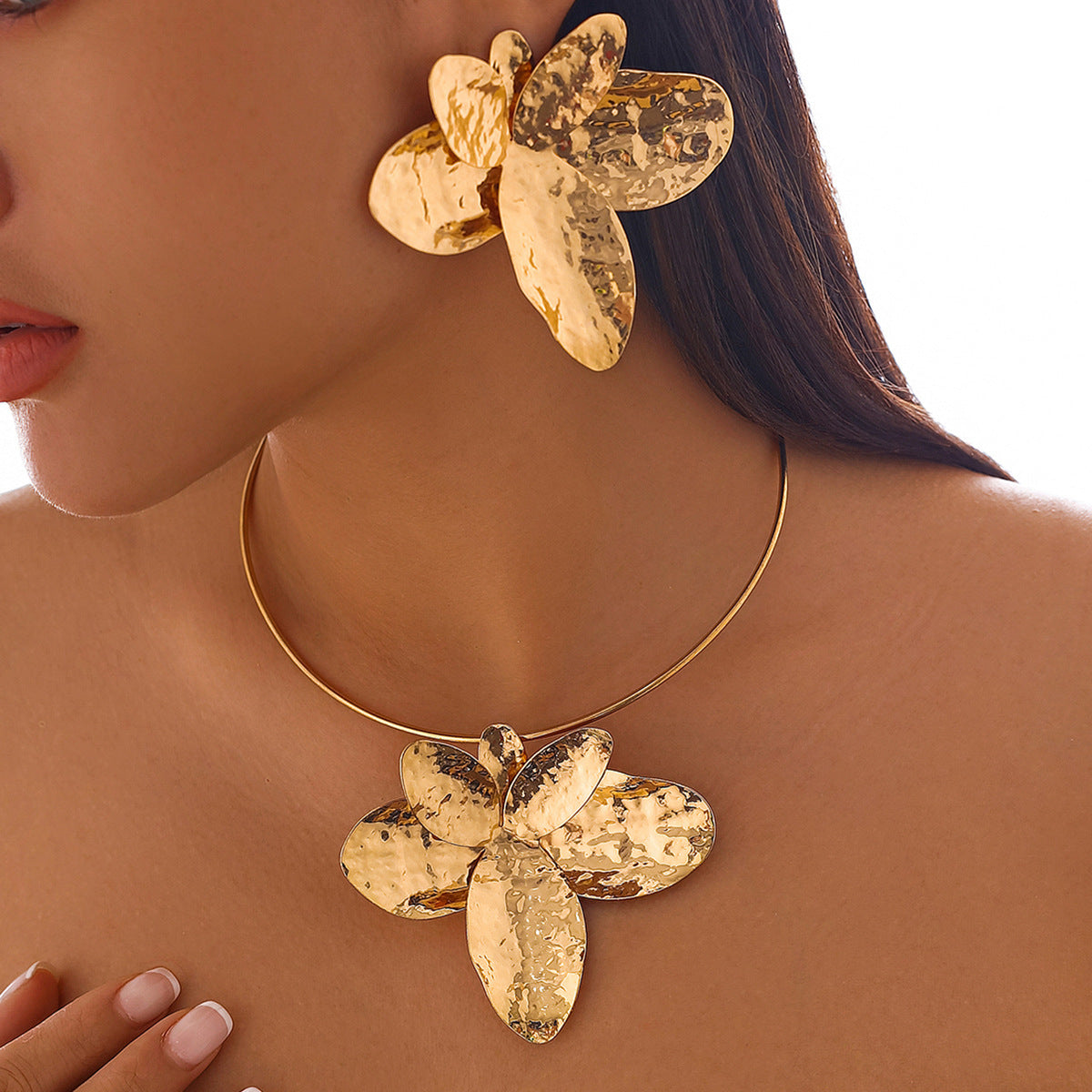 Collana Girocollo da Donna Minimalista Irregolare a Forma di Petalo in Lega con Finitura Metallica Galvanizzata e Ciondolo Floreale 3D