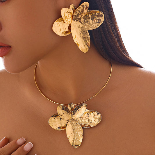Collar Gargantilla Minimalista de Aleación con Diseño de Pétalos Irregulares para Mujer, Acabado Metálico Galvanizado y Colgante Floral 3D