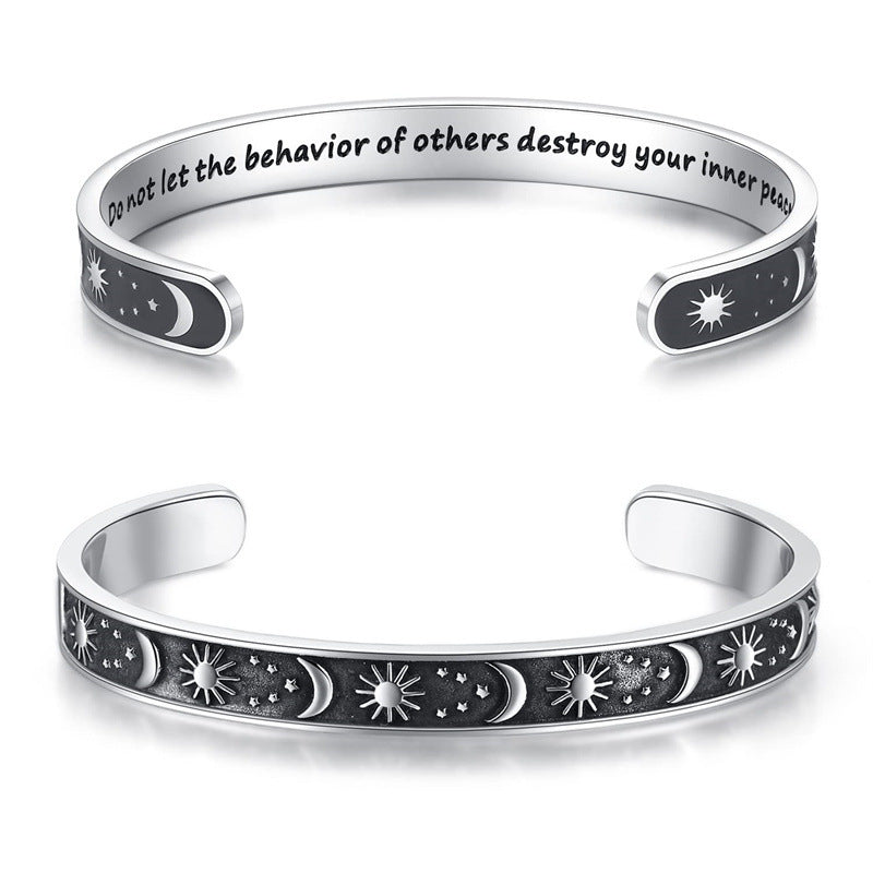Pulsera Minimalista de Acero Inoxidable Grabada con Láser, con Diseño C, Motivo de Sol, Luna y Estrellas y Texto Inspirador en Inglés