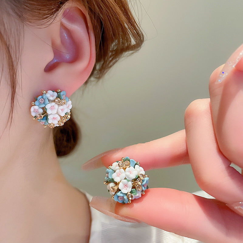 Orecchini floreali delicati con perni in argento, borchie in rame elettrolitico con nappe fluenti, estetica fresca e dolce per donna
