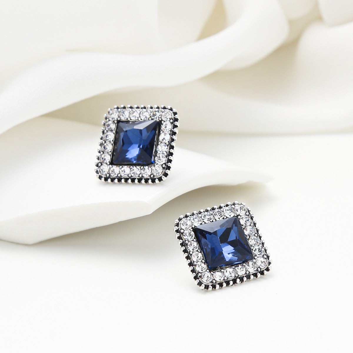 Orecchini a perno geometrici minimalisti a rombo da donna in lega con intarsio in cristallo blu e perni in acciaio inossidabile