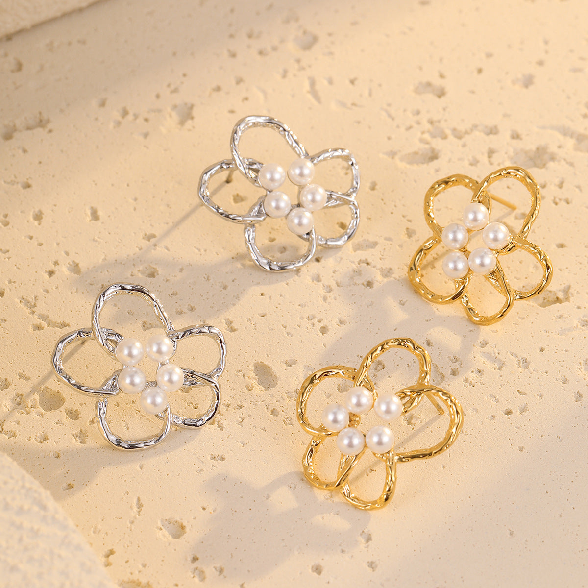 Eleganti Orecchini da Donna in Acciaio Inossidabile con Trafori Floreali, Perle e Placcatura Oro