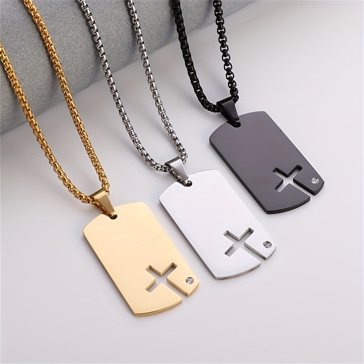 Collana con pendente a croce geometrico minimalista in acciaio inossidabile con finitura lucida e intarsio di strass per uso quotidiano unisex