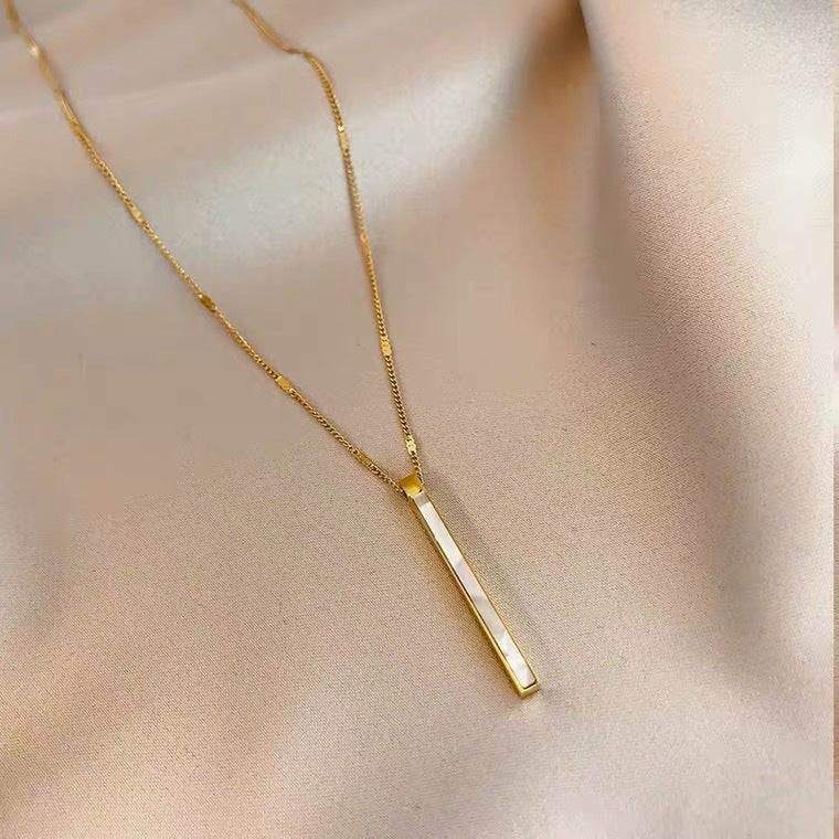 Collana minimalista geometrica in acciaio titanio con catena goffrata da donna