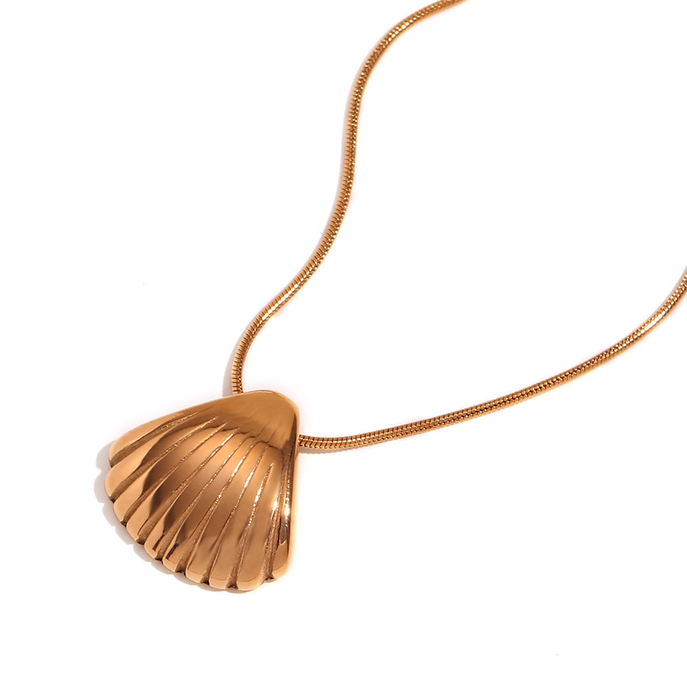 Minimalist Vintage Style Scallop-Shaped Pendant Necklace for Women in Stainless Steel with 18K Gold Plating