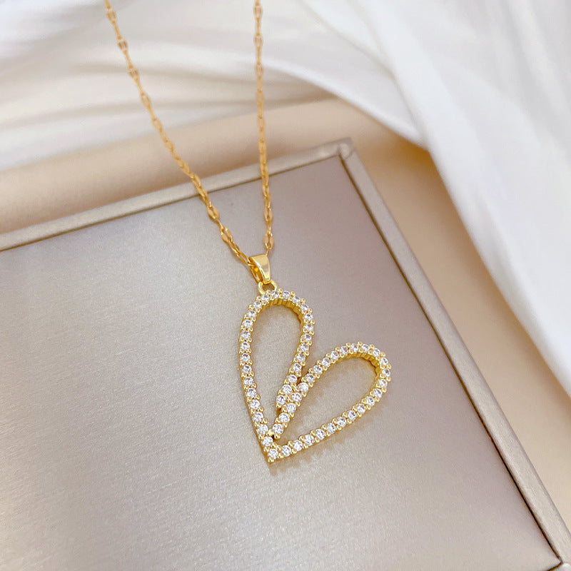 Collana con pendente a cuore geometrico di lusso per donna in acciaio al titanio con strass intarsiati, elegante catena per clavicola per matrimoni, banchetti ed eventi formali