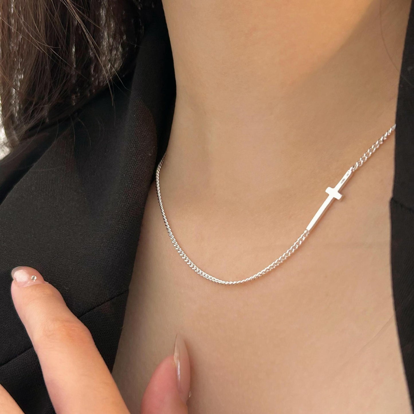 Gargantilla de Plata de Ley 925 Minimalista Hecha a Mano con Colgante de Cruz para Mujer con Forma Geométrica y Estética Minimalista Moderna