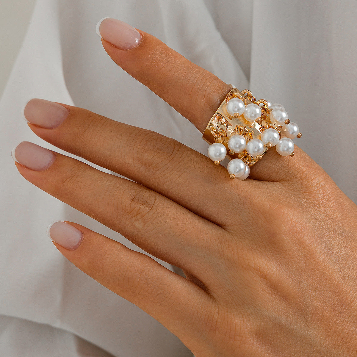 Anello statement bohémien vintage a forma di cuore con perle finte e dettaglio nappa da donna