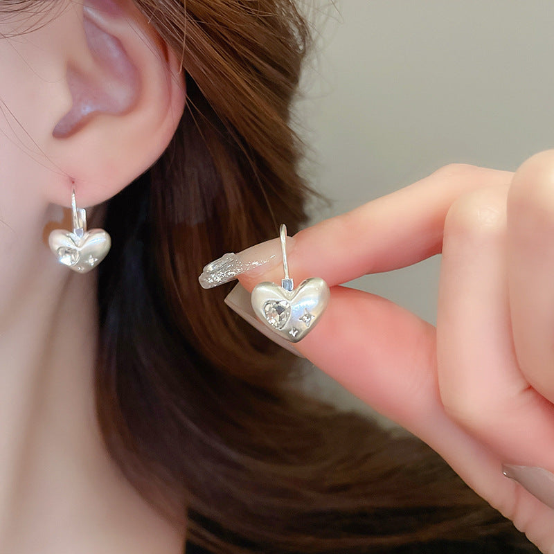 Pendientes de metal geométricos minimalistas con incrustaciones de diamantes de imitación y acabado cepillado para mujer