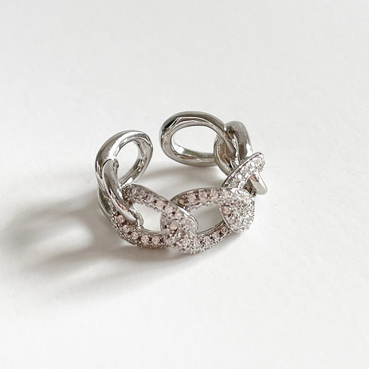 Anillo geométrico chapado en plata de ley 925 con circonitas cúbicas microengastadas y detalle de nudo