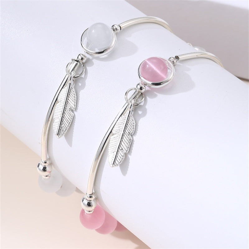 Braccialetto per bambini minimalista con perline di vetro a forma di foglia e inserti di perle e campanelli
