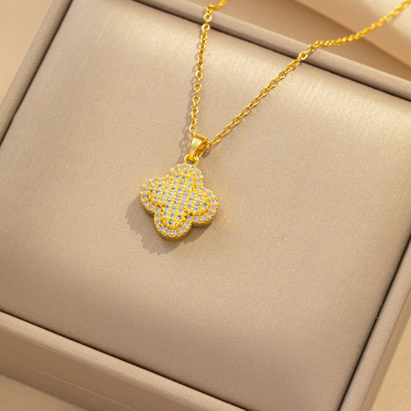 Collar con colgante minimalista de trébol de cuatro hojas para mujer, de acero de titanio con incrustaciones de diamantes de imitación y acabado pulido
