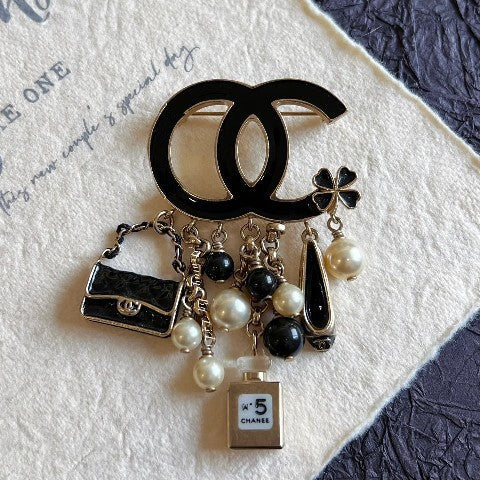 Spilla di lusso elegante in ottone placcato con lettera e nappa