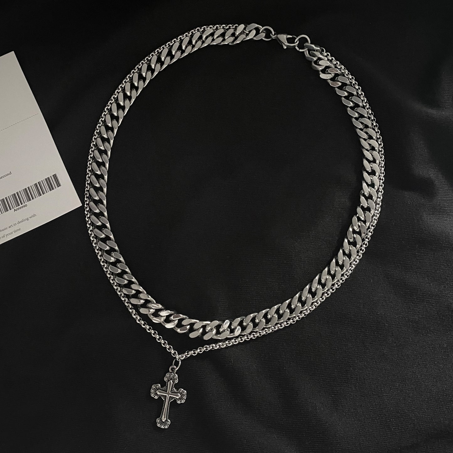 Collar con colgante de cruz vintage oscuro para hombres y mujeres en acero de titanio con acabado chapado y diseño de cadena tipo O