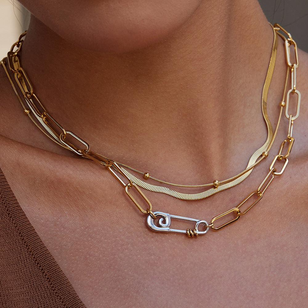 Collar con colgante de clip geométrico minimalista de acero inoxidable chapado en oro de 18 quilates con cadena de acero de titanio para mujer
