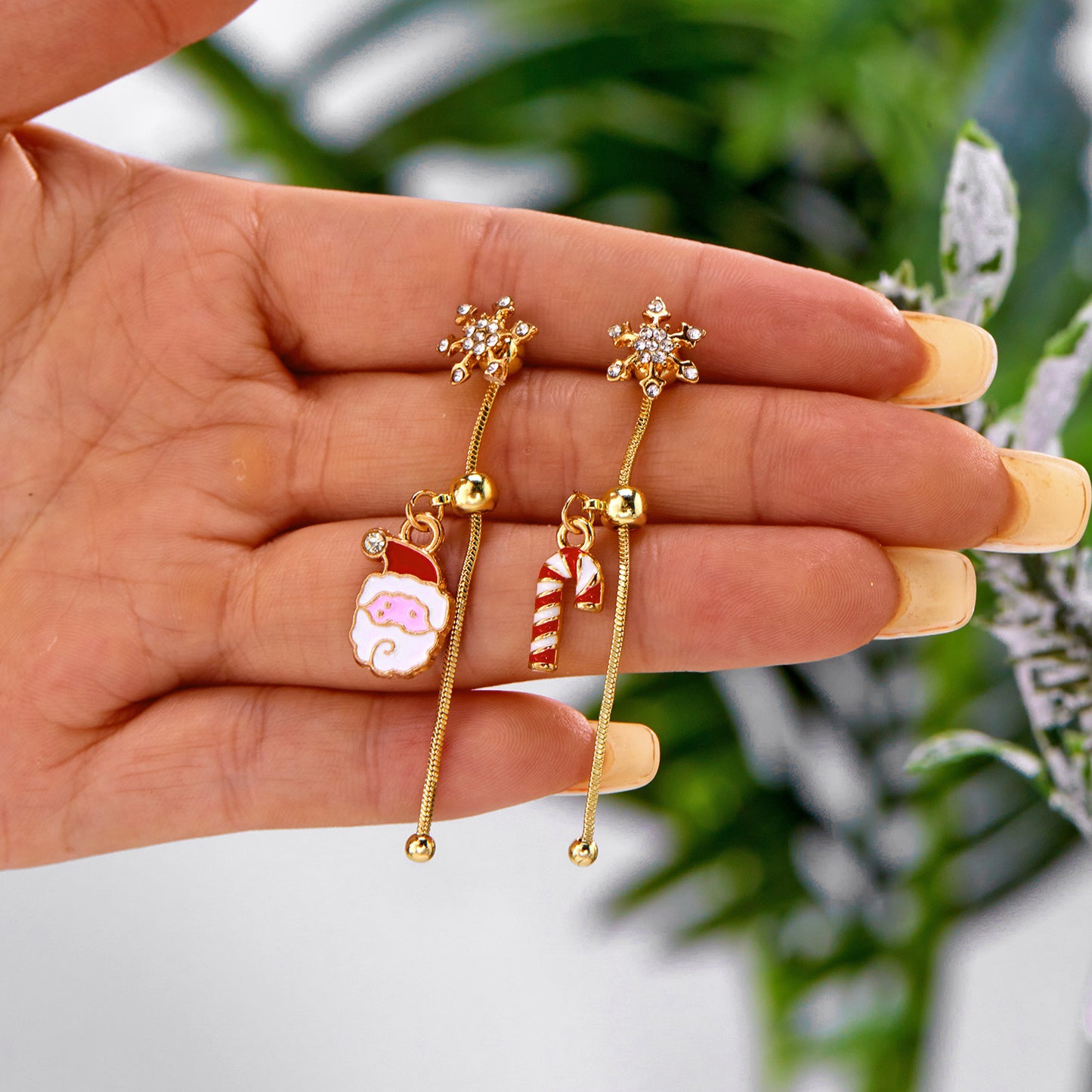 Aretes de campana de Navidad de copo de nieve ajustables de lujo con postes de plata de ley 925 y respaldos de cerámica para mujer