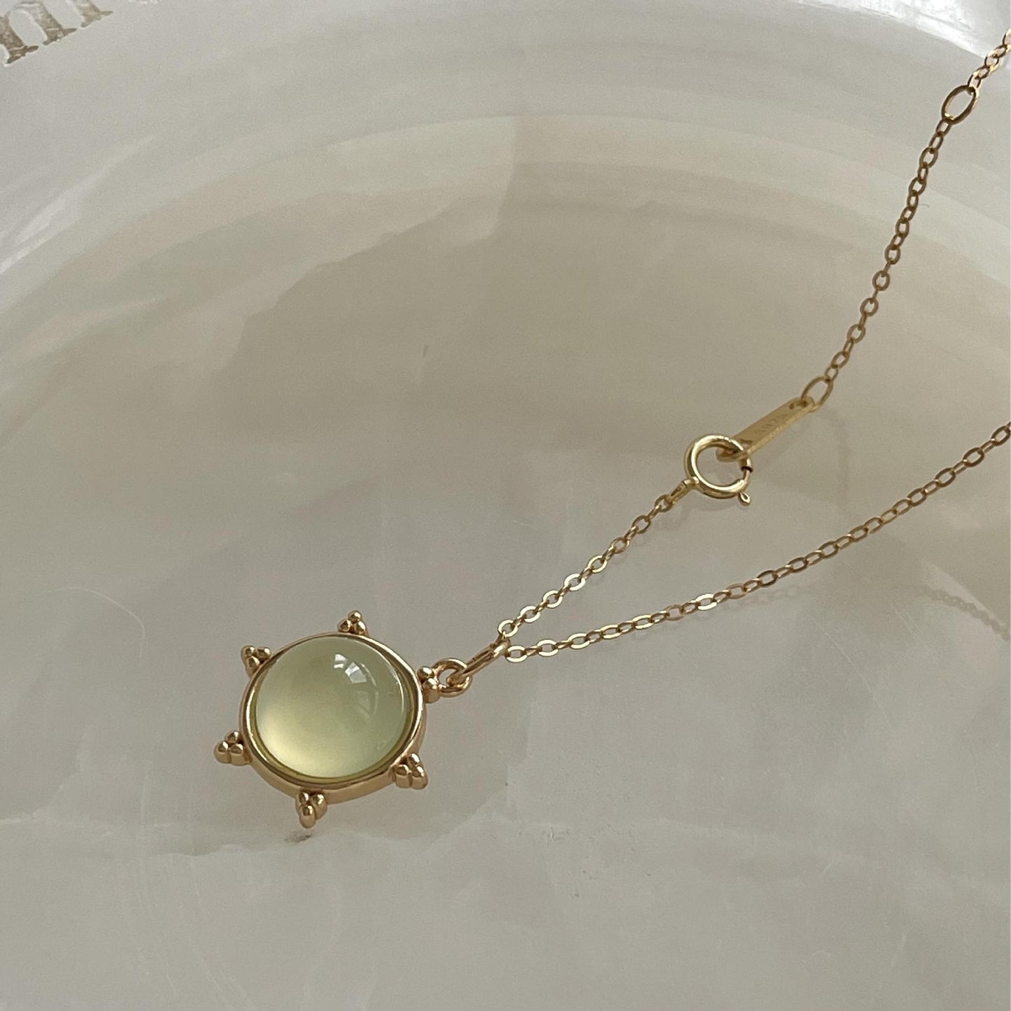 Collar minimalista geométrico en forma de corazón de plata de ley 925 con incrustaciones de cristal verde claro y acabado galvanizado