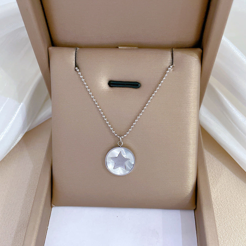 Collana con ciondolo a stella geometrica minimalista da donna con intarsio in madreperla e catena in acciaio al titanio placcato oro