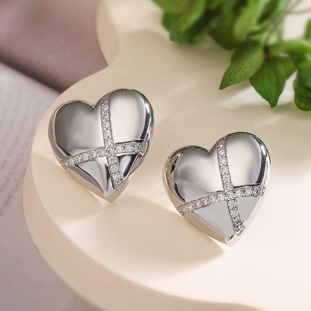 Orecchini a Cuore Minimalisti in Rame con Placcatura in Oro Vero e Zirconi Micro-Pavé per Donna